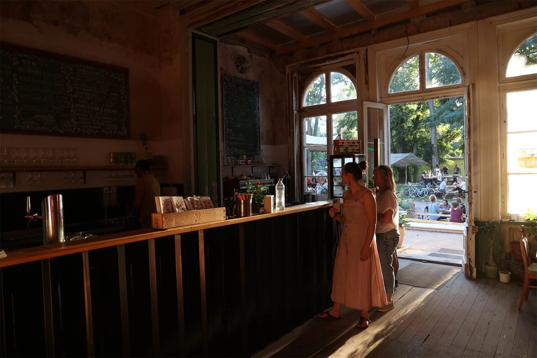 Bar mit Kreidetafel-Menü zur goldenen Stunde