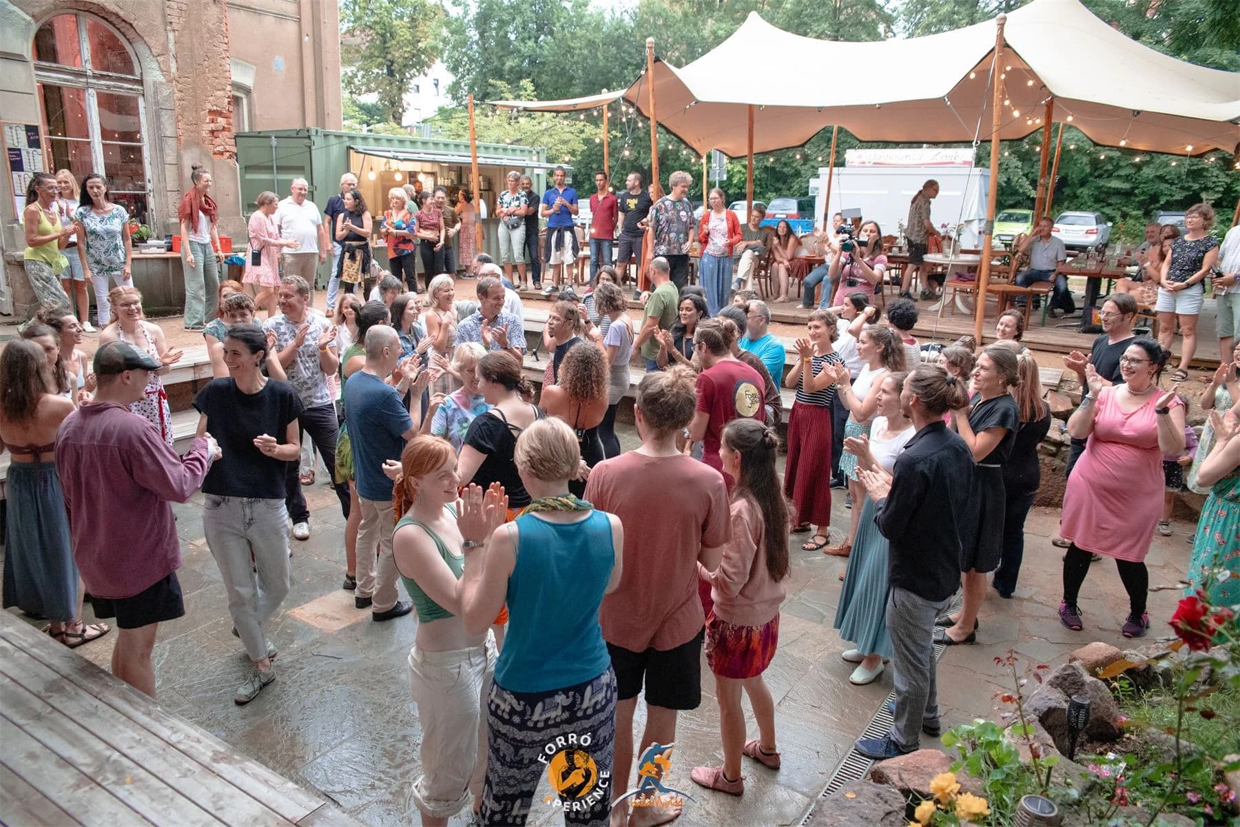 Tanzgruppe bei einem Forró-Tanzfest im Freien