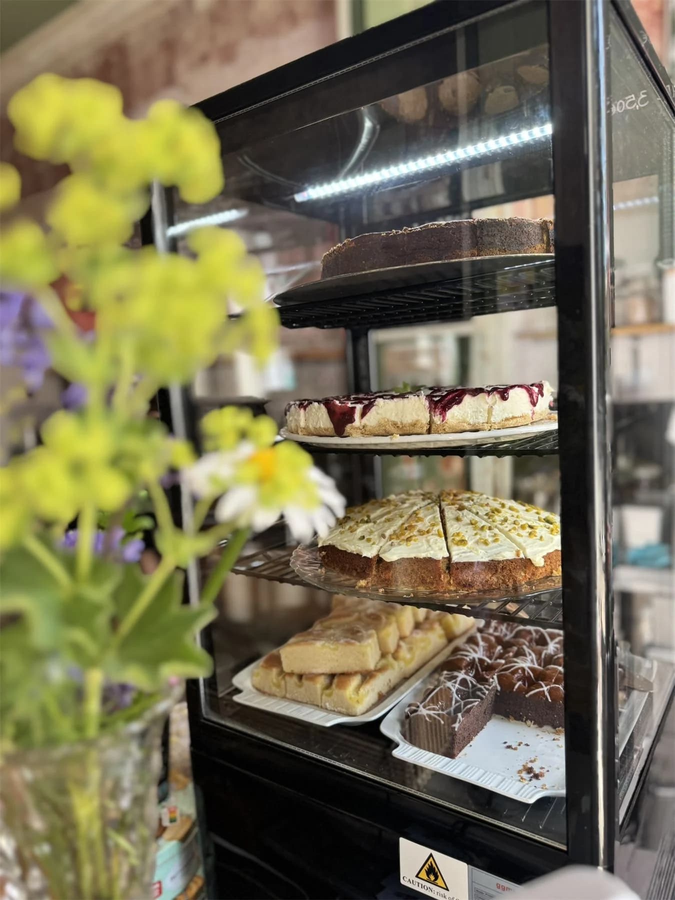 Kuchentheke mit Blumen im Vordergrund