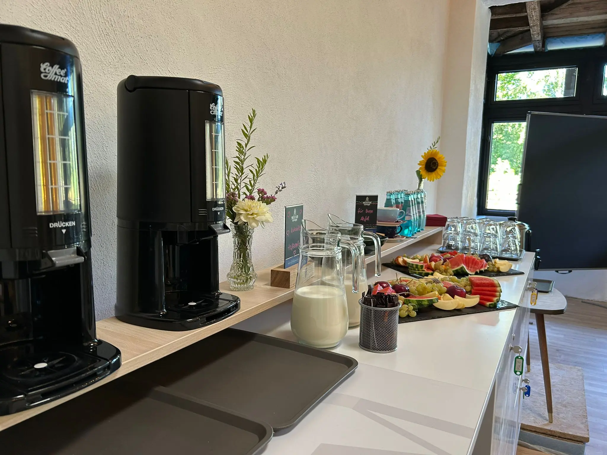 Kaffeestation mit frischem Obst und Gläsern im Stellwerk während einer Tagung.