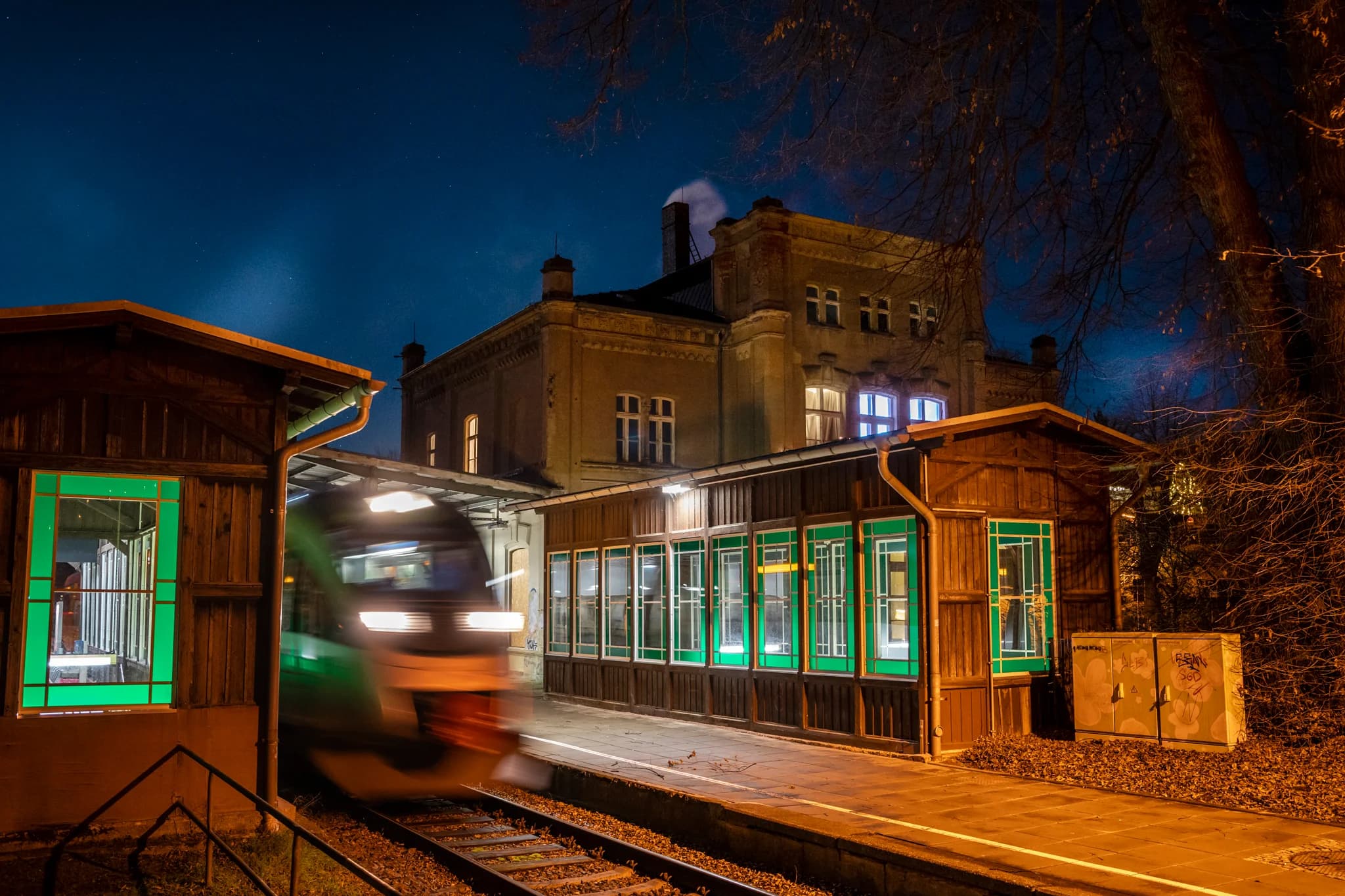 Bahnhof Leisnig mit weihnachtlichem Chrismon und festlicher Beleuchtung
