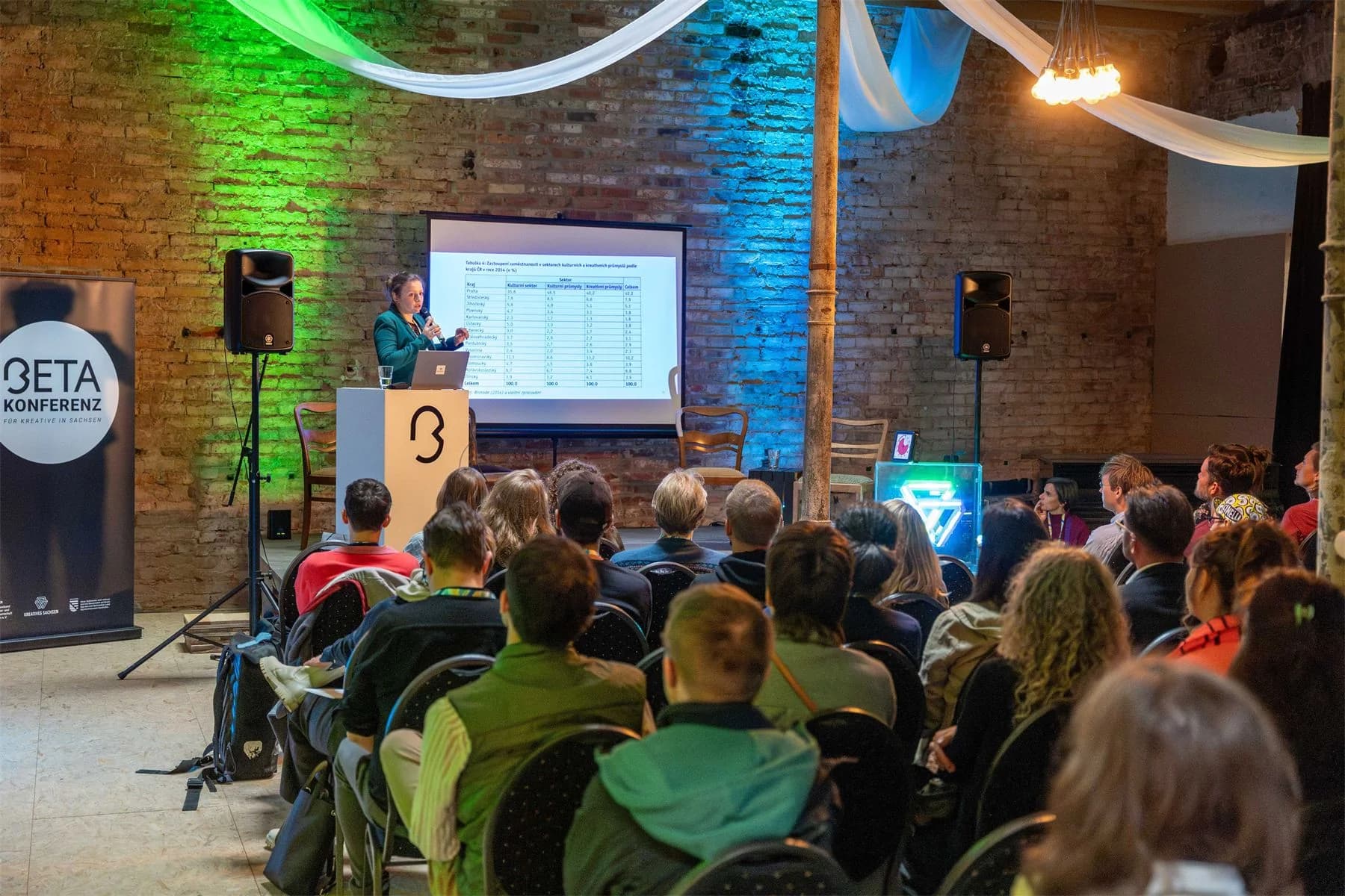 Wartehalle mit historischem Backsteincharakter während einer Konferenz