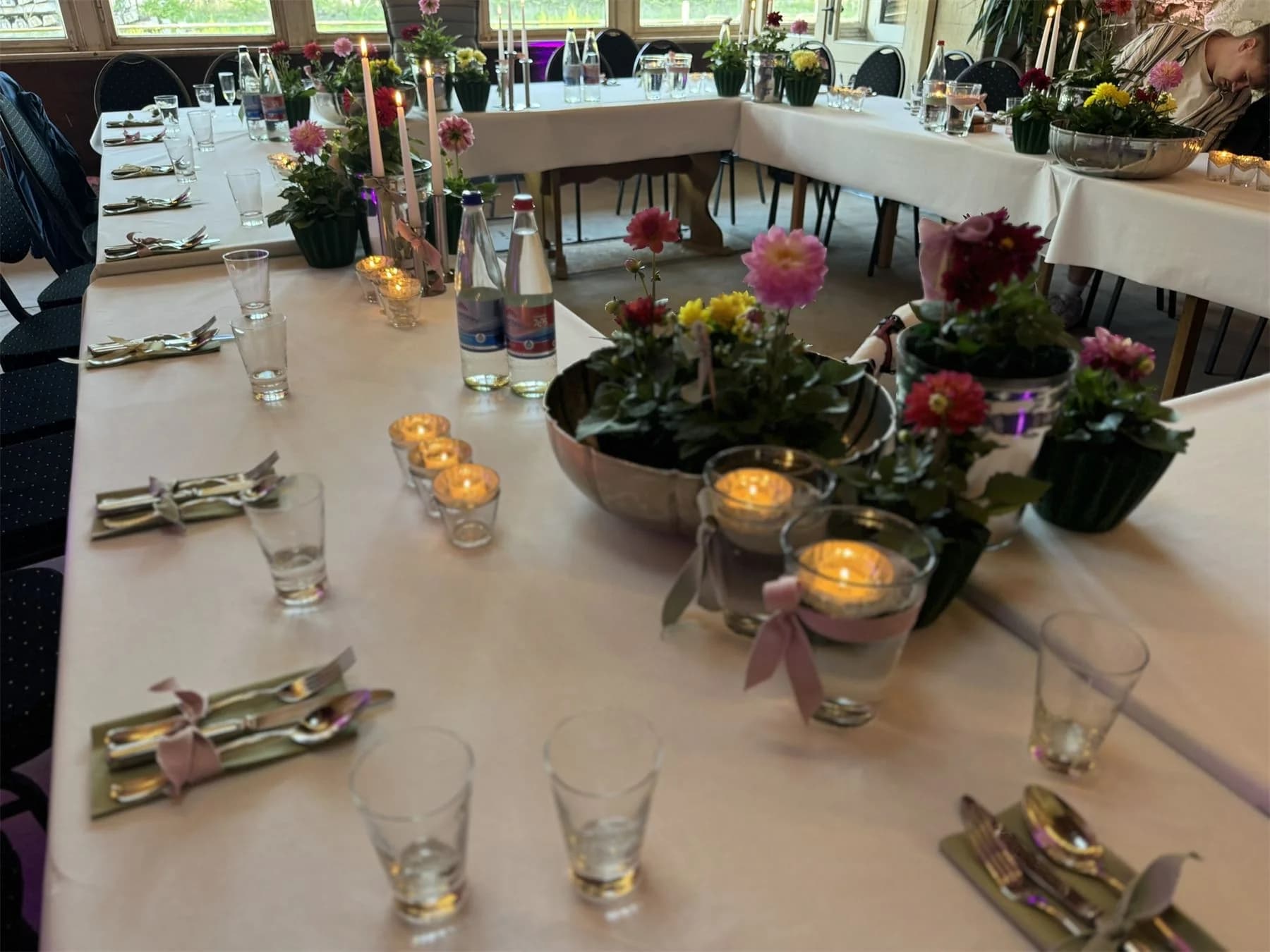 Festlich gedeckte Tafel mit Blumen und Kerzen für eine private Feier
