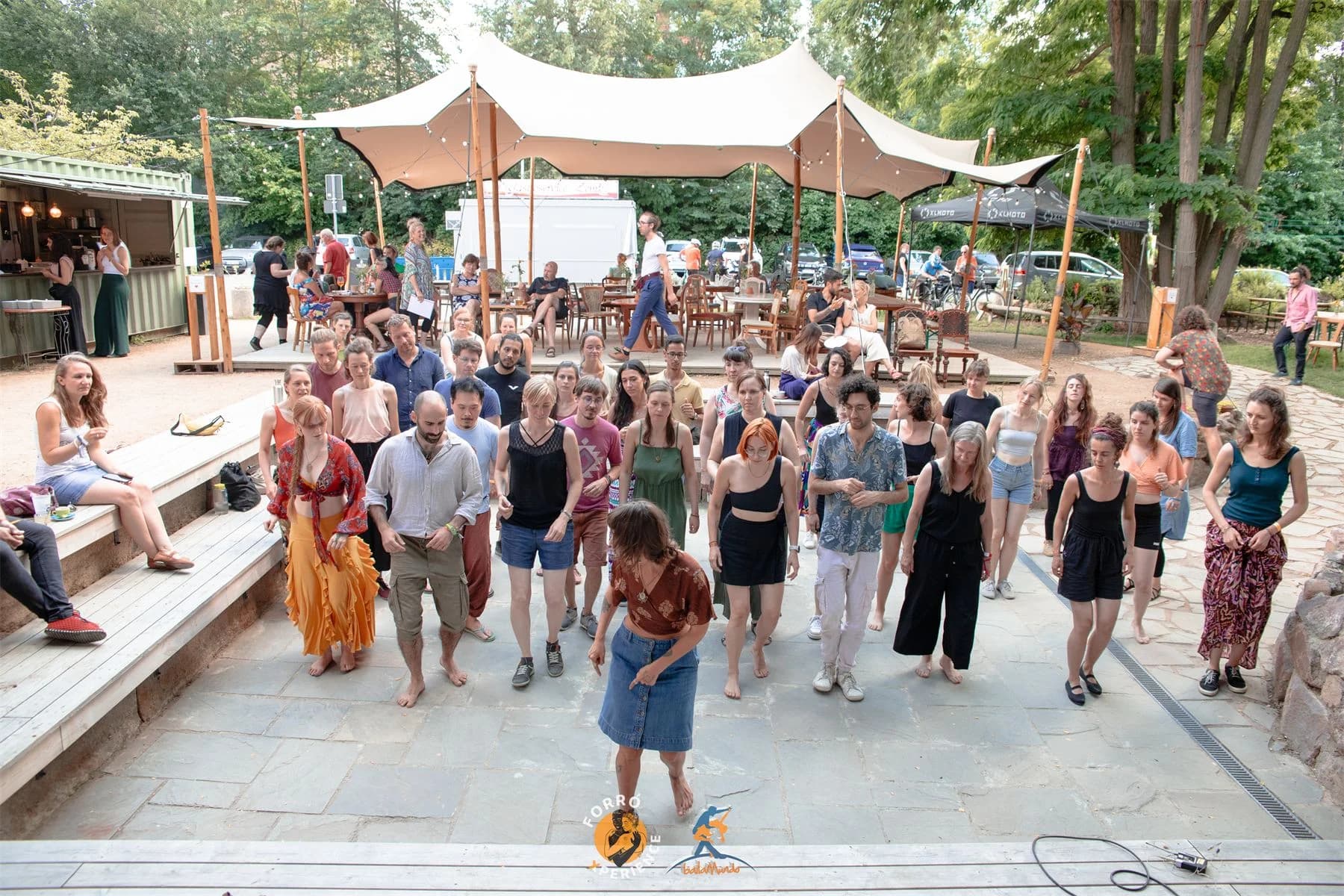 Tanzgruppe bei einem Forró-Tanzfest im Bahnhofsgarten