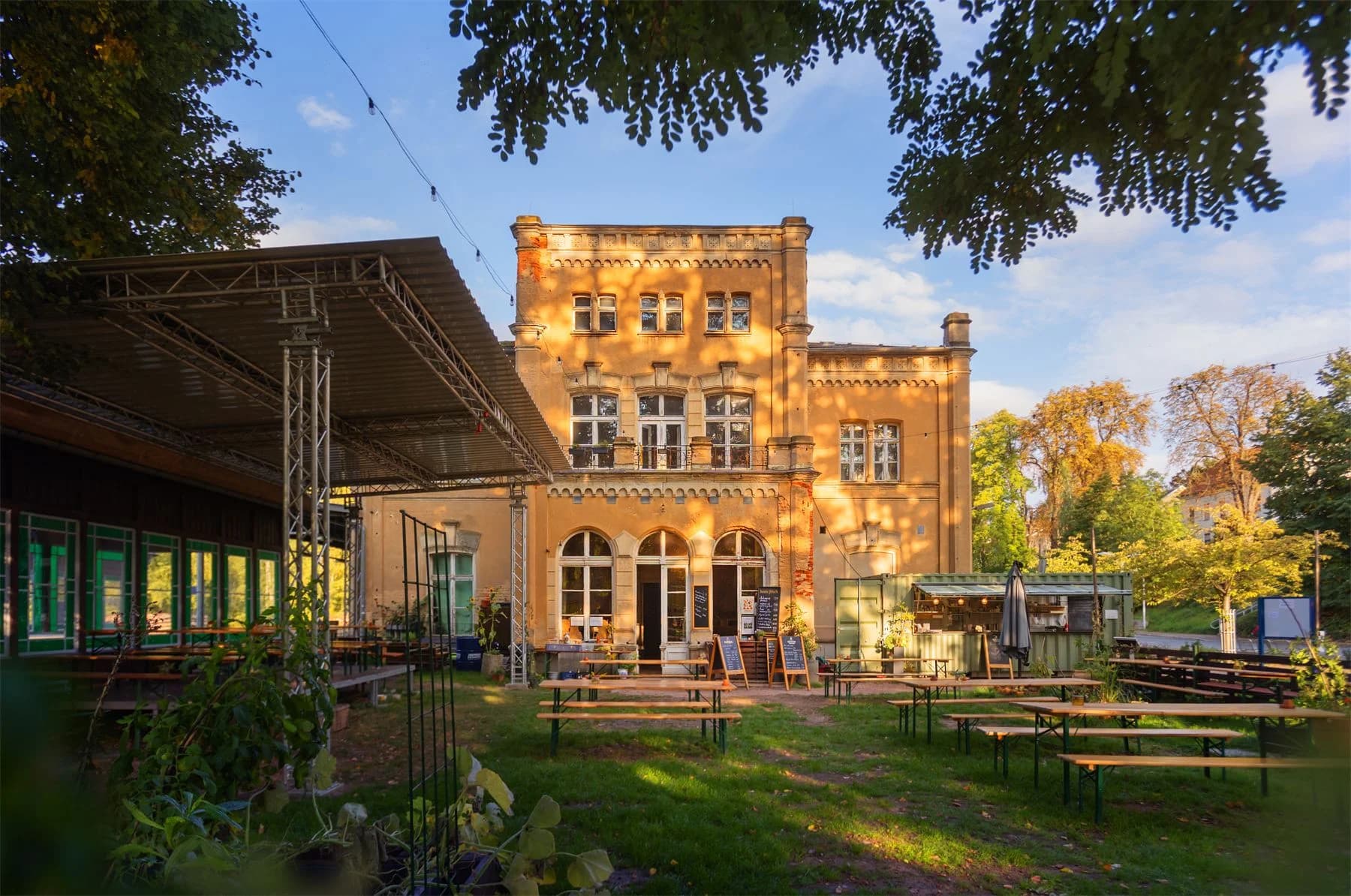 Bahnhofsgarten mit Sitzgelegenheiten im Abendlicht