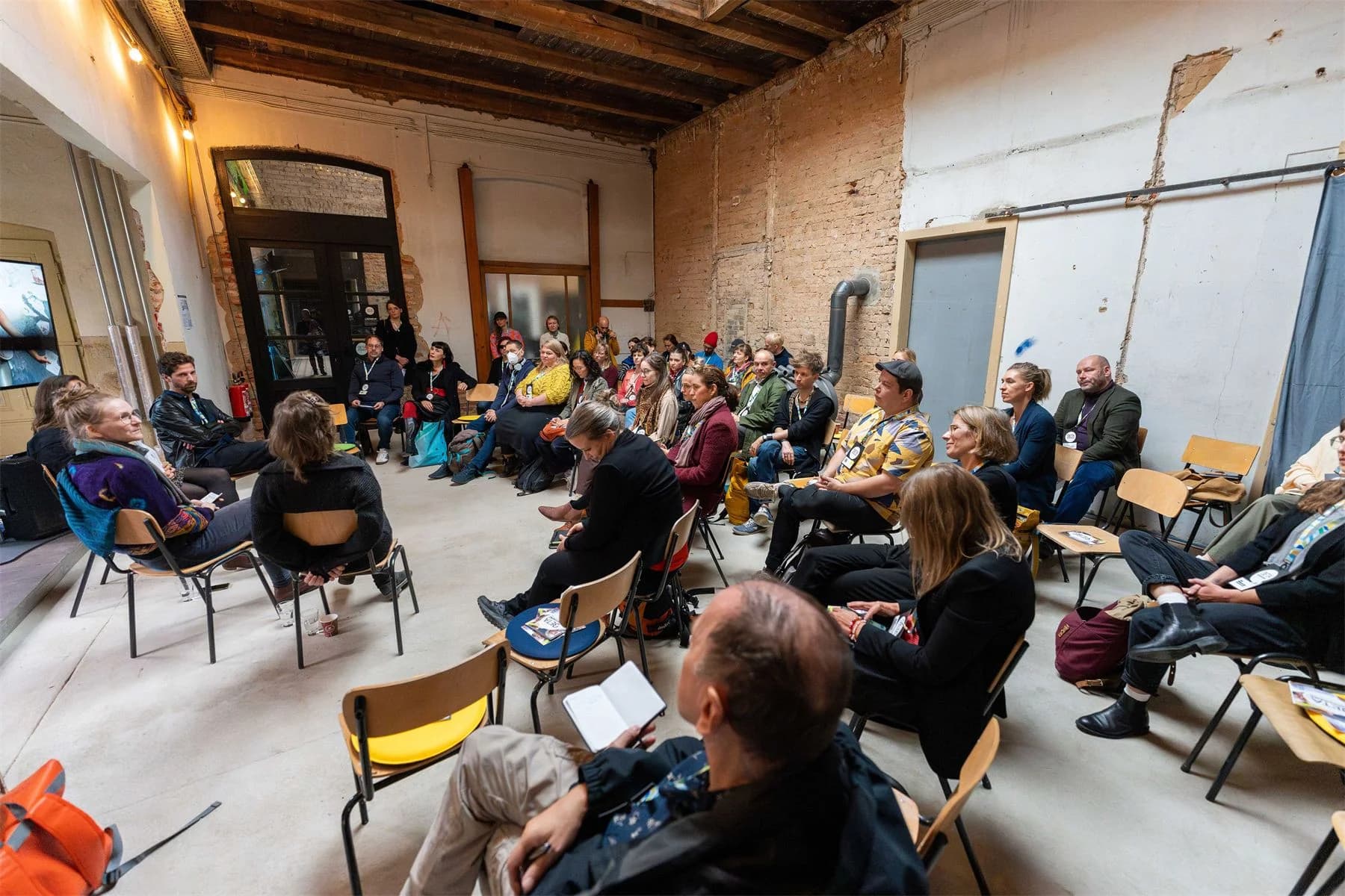 Gepäckhalle mit Stehtischen während einer Konferenzpause